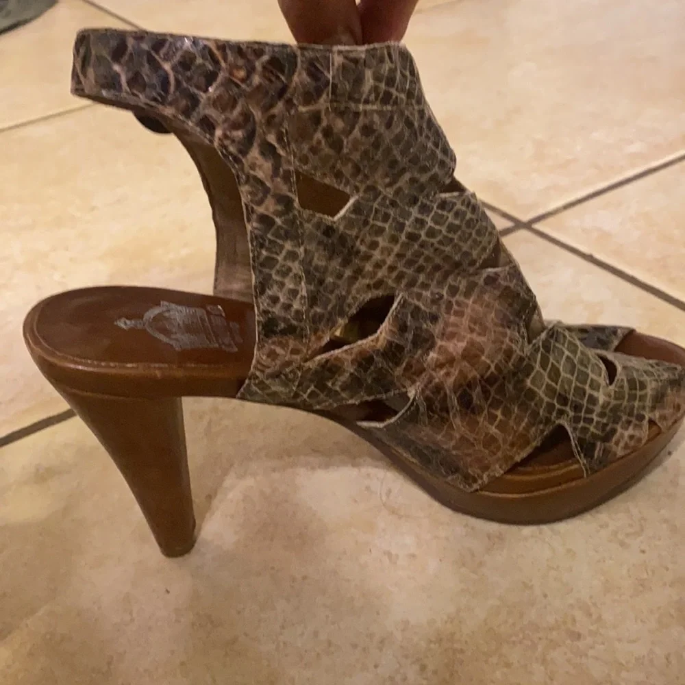 Crown Vintage platform snakeskin print heels